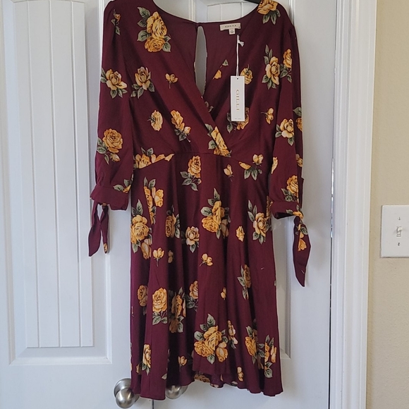 Gilli Dresses & Skirts - NWT Burgundy Floral dress